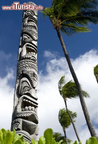 Immagine Un tiki un totem polinesiano a Honolulu, Hawaii. Le isole appartengono alla cosiddetta nazione polinesiana, un triangolo che racchiude le isole del Pacifico e che ha per vertici la Nuova Zelanda, l'Isola di Pasqua e per l'appunto le Hawaii - © Chris Howey / Shutterstock.com
