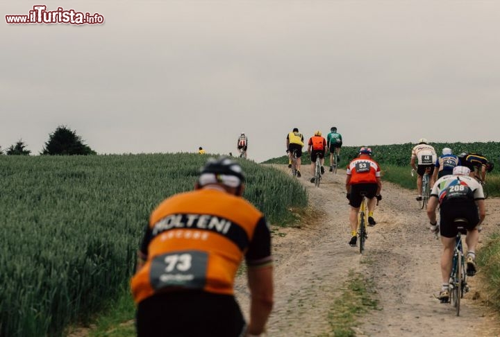 Immagine Un tratto di pavè delle Fiandre impegna i ciclisti storici della Retroronde di Oudenaarde - © www.retroronde.be