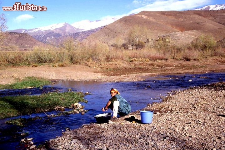 Immagine Una donna al fiume tra i monti dell Atlante in Marocco -  Foto di Giulio Badini