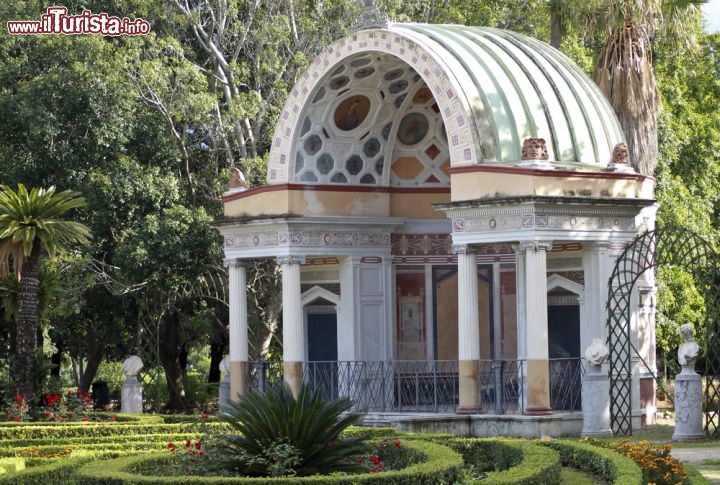 Immagine Giardino pubblico di Villa Giulia a Palermo, in Sicilia: nel parco inaugurato alla fine del Settecento, dalla pianta perfettamente quadrata, si trovano monumenti e sculture marmoree, molte delle quali di gusto romantico. Nell'immagine l'esedra nord-occidentale realizzata da Giuseppe Damiani Almeyda in stile pompeiano - © mary416 / Shutterstock.com