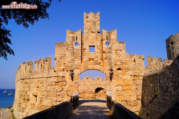 Immagine Antica porta di entrata nel centro di Rodi sulle mura della città greca - Perla del mar Egeo, Rodi ospita alcune delle più importanti testimonianze artistiche e architettoniche del passato come questo antico ingresso sulla cinta muraria © Birute Vijeikien / Shutterstock.com