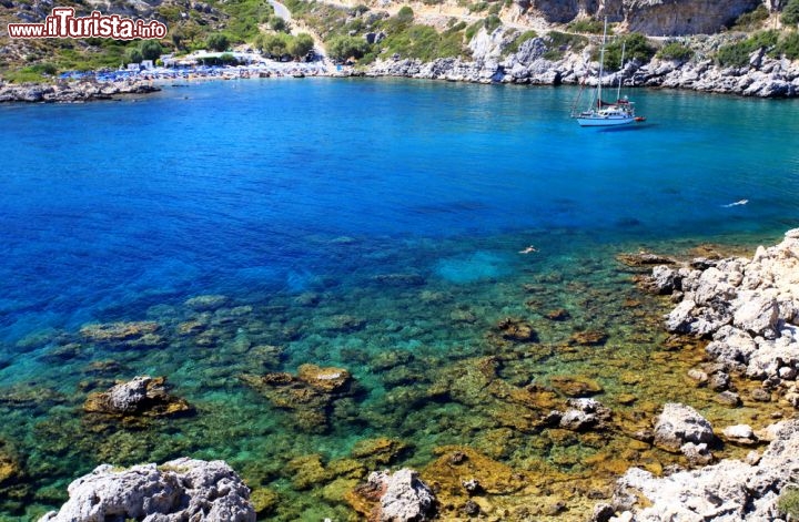 Immagine Una caletta sull'isola di Rodi, Grecia - A poco meno di 18 chilometri dalle coste della Turchia, l'isola di Rodi era storicamente famosa per l'omonimo colosso, statua del dio Helios, una delle sette meraviglie del mondo antico. Bellezze artistiche a parte, Rodi è celebre anche per i suoi splendidi paesaggi naturali fra cui baie e calette lambite da acque limpide © Birute Vijeikien / Shutterstock.com