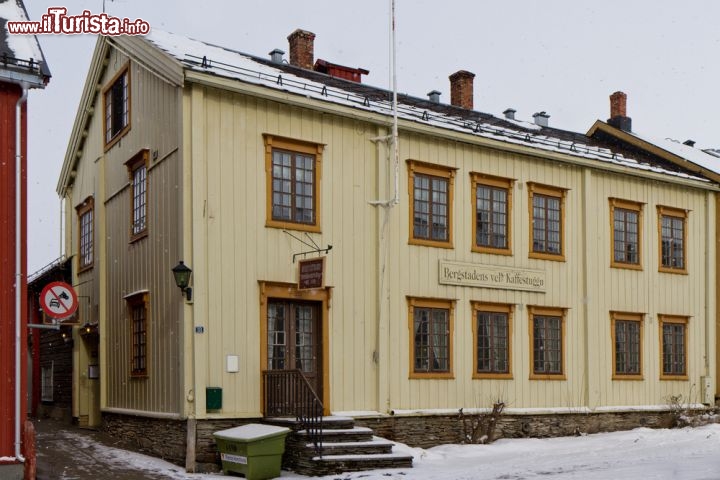 Immagine Una casa di legno a Roros, la città mineraria Norvegia, patrimonio UNESCO - © Boudewijn Sluijk / Shutterstock.com