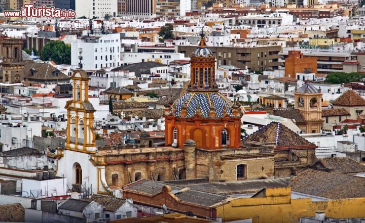 Immagine Una chiesa cattolica nel vecchio quartiere arabo di Siviglia, Spagna - © Atly / Shutterstock.com