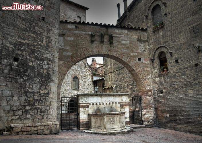 Immagine Una fontana storica nel centro del borgo di Perugia (Umbria) - © Mi.Ti. / Shutterstock.com
