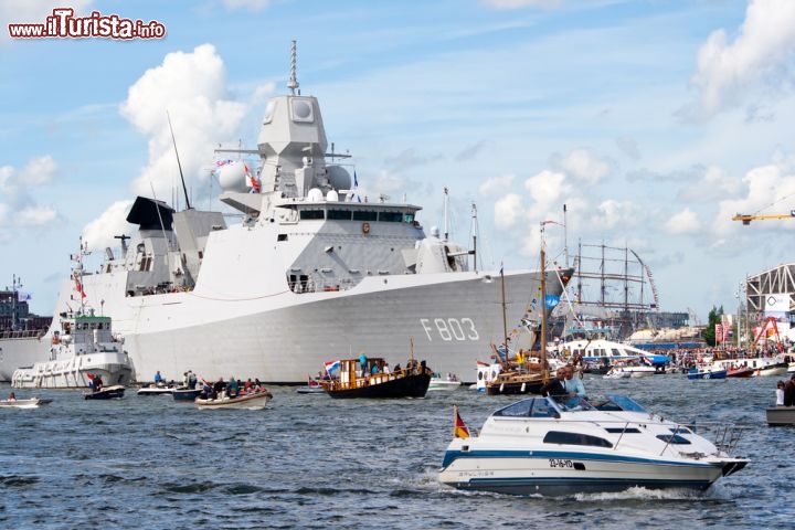 Immagine Una fregata della Marina Olandese all'Amsterdam Sail - Antichi velieri, imbarcazioni ultra moderne, barche di ogni dimensione e provenienza: il porto della capitale olandese ospita in occasione della competizione Amsterdam Sail migliaia di appassionati e curiosi di questa disciplina sportiva. In questa immagine una splendida fregata della marina locale © VanderWolf Images / Shutterstock.com