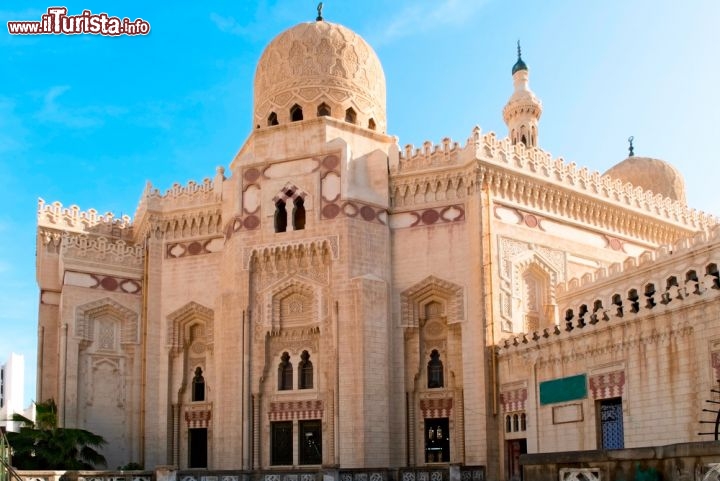 Immagine Una moschea ad Alessandria in Egitto - © krechet / Shutterstock.com