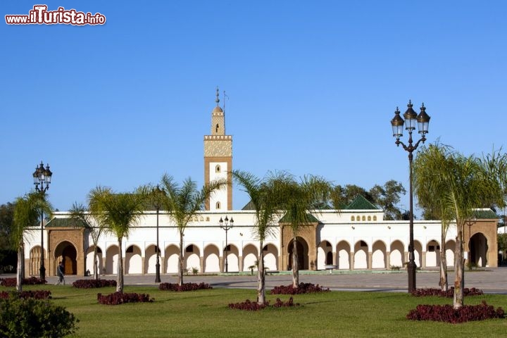 Immagine Una moschea di Rabat, Marocco: si trova a fianco del Palazzo Reale, adiacente ai giardini El Mechouar, attraverso i quali si accede a palazzo. Nonostante non sia permesso visitarlo e sia vigilato giorno e notte dalle guardie, è consentito avvicinarsi per fare foto - © posztos / Shutterstock.com