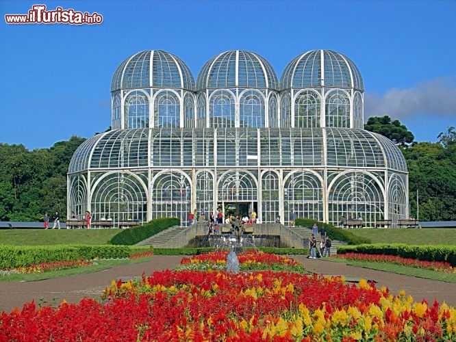 Immagine La spettacolare serra nel Giardino Botanico di Curitiba in Brasile. Le sue forme vogliono emulare il celebre Crystal Palace di Londra - © Giancarlo Liguori / Shutterstock.com