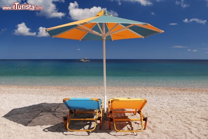 Immagine Una spiaggia dorata, mista a ciottoli a Karpathos (Dodecanneso), un delle isole del Mar Egeo in Grecia - © Ellen Driesse-Pladdet / Shutterstock.com