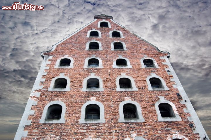 Immagine Una storica casa gotica, situato nel centro di Torun in Polonia. La città è anche conosciuta con il nume italianizzato di Turonia, ed è famosa per essere stata la città natale di Copernico, il padre della rivoluzione copernicana. Il suo centro storico è Patrimonio dell'Umanità dell'UNESCO - © Simonas Vaikasas / Shutterstock.com