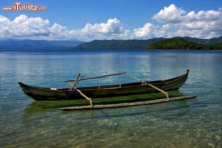 Immagine Una tipica barca malgascia, all'interna della laguna che si trova lungo le coste di Nosy Be, Madagascar - © lkpro / Shutterstock.com