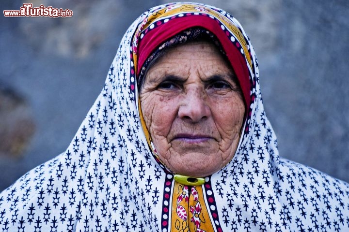 Immagine Una tipica donna turca, fotografate lungo le strade di Ankara in Turchia - © Kobby Dagan / Shutterstock.com