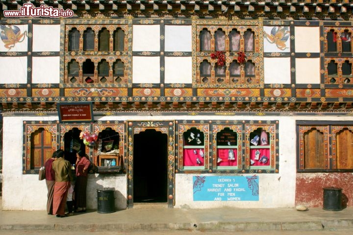 Immagine Una via del centro di Thimphu, la capitale del Bhutan,in Asia. La via principale della città è Norzin Lam, dove si trovano negozi ed i migliori hotel - © oksana.perkins / Shutterstock.com