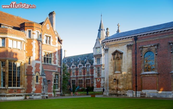 Immagine  Pembroke College di Cambridge, Inghilterra - Nel 1347, la vigilia di Natale, Edoardo III° garantì alla vedova del conte di Pembroke la licenza per fondare un nuovo centro di istruzione nella giovane Università di Cambridge. Nacque così la Hall of Marie Valence che fu poi rinomata Pembroke House e Pembroke College nel 1856. E' il terzo più antico college della città ed ospita sia studenti graduate che undergraduate che organizzano fra l'altro molteplici attività sportive e recreative. Fra i suoi ex studenti celebri vi sono politici, poeti, romanzieri e attori fra cui William Eliot, Bill Oddie e Edmund Spenser © IR Stone / Shutterstock.com