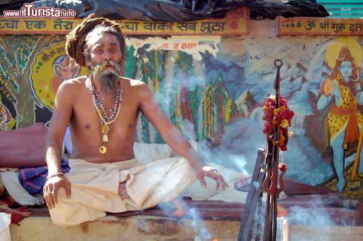 Immagine Uomo Sadhu con turbante, durante il festival di Kumbh Mela - Foto di Giulio Badini / I Viaggi di Maurizio Levi