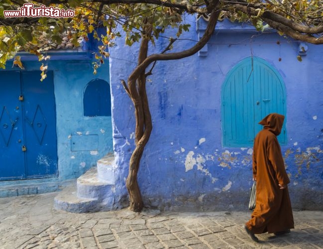 Immagine Uomo in strada nella medina di Chefchaouen in Marocco - © Pagina / Shutterstock.com