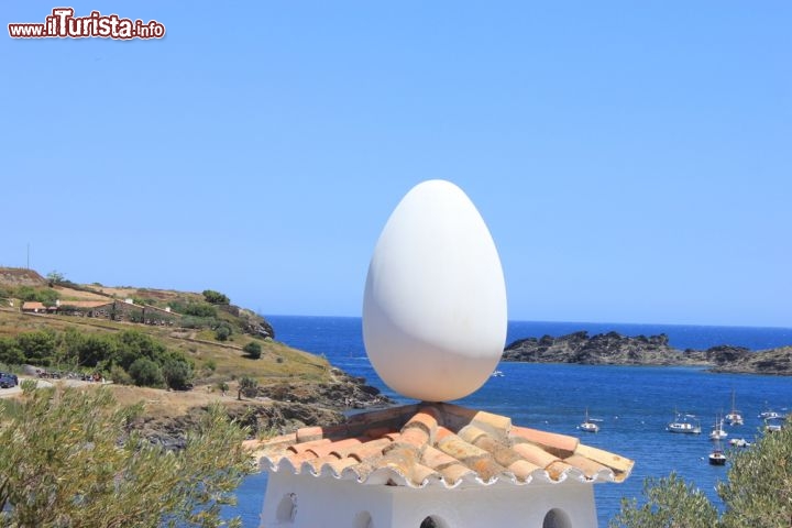Immagine Uovo, casa-museo di Salvador Dalì nel borgo di Cadaques, Costa Brava, Spagna 164261321 1 - © Ammit Jack / Shutterstock.com
