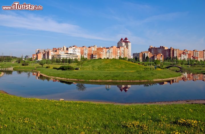Immagine Uruchie è un moderno distretto residenziale di Minsk, Bielorussia, addolcito dal verde circostante e dalle anse del fiume Svislač - © MrVitkin / Shutterstock.com