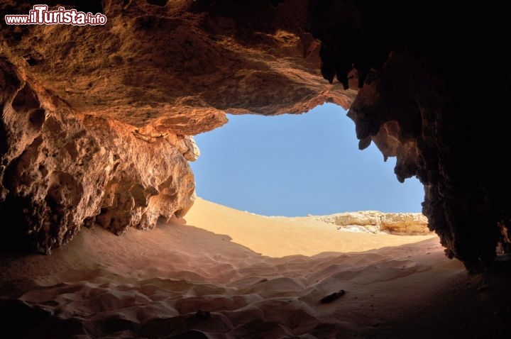 Immagine Uscita dalla Djara Cave, la magica grotta del Sahara egiziano - In collaborazione con I Viaggi di Maurizio Levi