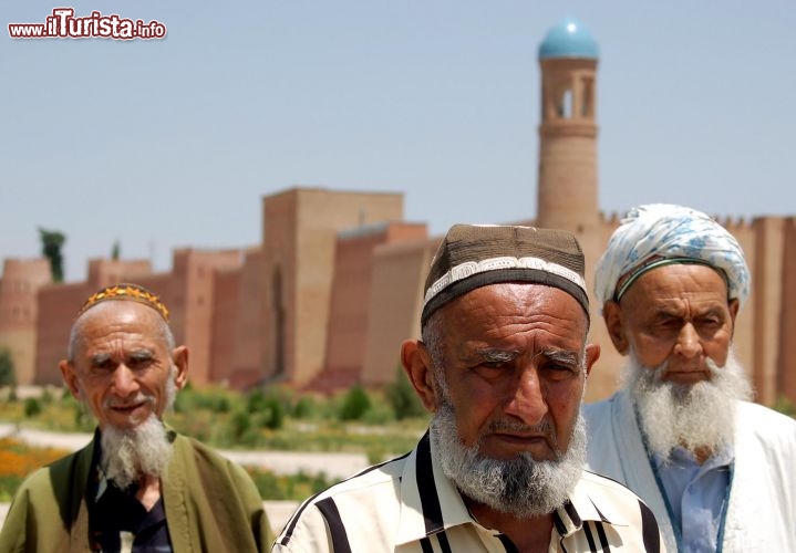 Immagine Uzbekistan uomini con copricapo -  Foto di Giulio Badini