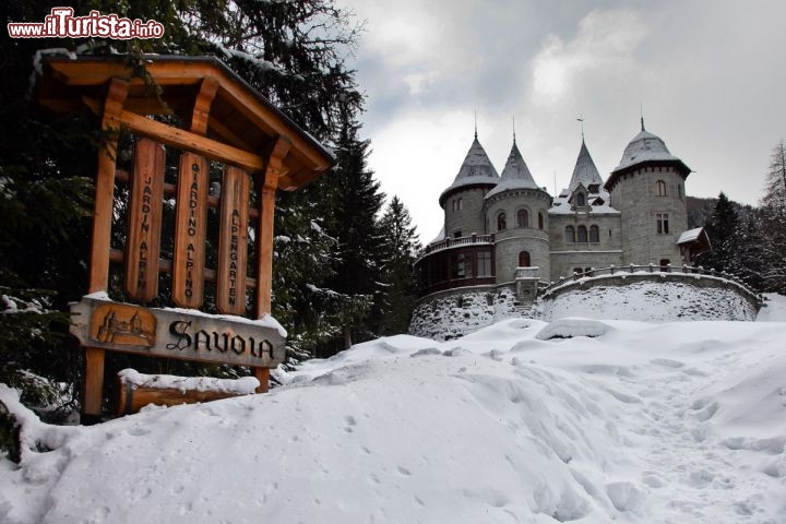 Immagine Valle d'Aosta: il particolare Castel Savoia di Gressoney, fotografato in inverno - Cortesia foto Regione Valle d'Aosta, foto di Enrico Romanzi.