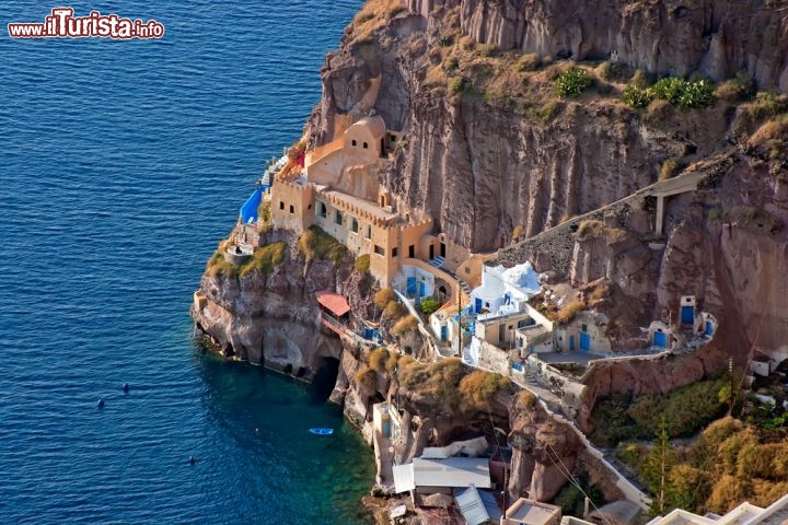 Immagine La costa sottostante il vIllaggio di Oia a Santorini: qui si trova forse il mare più spettacolare delle Cicladi e dell'intera Grecia - © Ekaterina Lin / Shutterstock.com