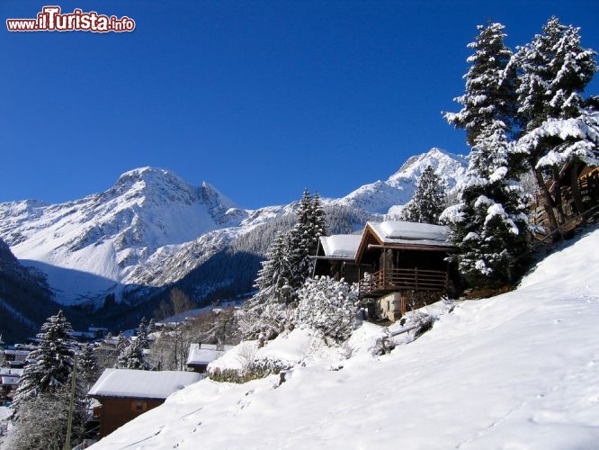 Immagine La remota Val d'Anniviers, nella Svizzera francese. In fotografia il villaggio di Grimentz non lontano da Sierre, durante la stagione invernale - © iPics / Shutterstock.com