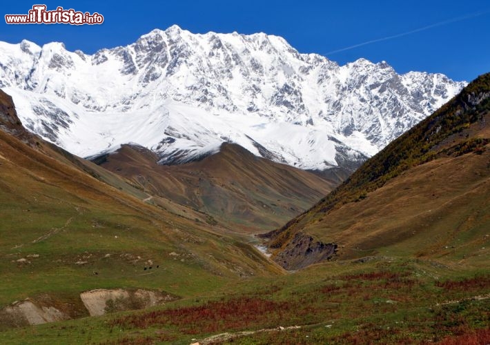 Immagine La valle del fiume Enguri, nello Svaneti. Da qui, ad Ushguli, un sentiero conduce a circa 2.800 m di quota alla base del ghiacciaio Shkhara, dominato dall'omonima montagna che con i suoi 5.068 m è la vetta più elevata di tutta la Georgia