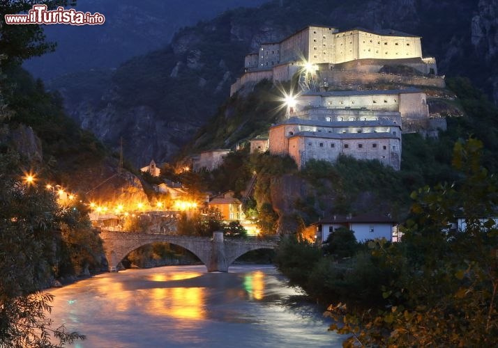 Immagine Valle d'Aosta, il Forte di Bard - In basso si nota il fiume Dora Baltea, in alto la grande fortezza, fotografata in prima serata - Cortesia Regione Valle d'Aosta, foto di Enrico Romanzi