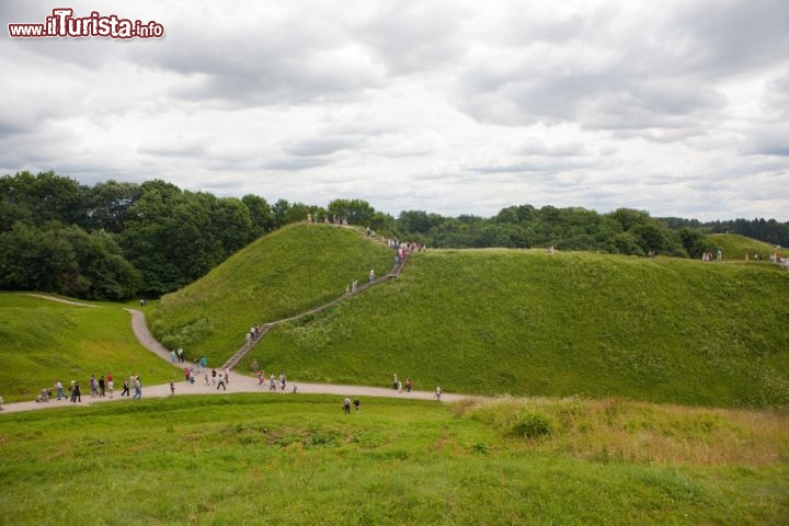 Immagine Valle di Pajauta e le colline archeologiche di Kernave, Lituania: in epoca remota, i terrapieni servivano per scopi difensivi. Su molti di essi sorgevano delle fortificazioni che dovevano difendere io villaggio dagli attacchi militari - Foto © Birute Vijeikiene / Shutterstock.com