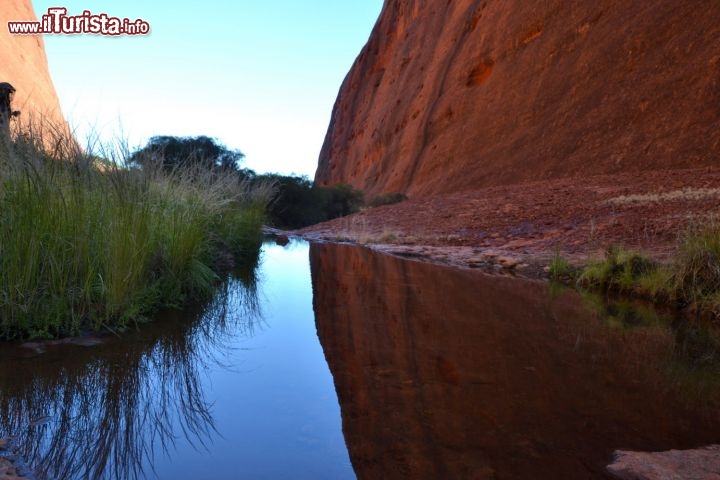 Immagine Dentro alla Valley of the Winds: il percorso conduce al Karu Lookout, uno dei punti panoramici più belli del Kata Tjuta National Park nel Northen Territory (Australia)