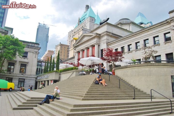 Immagine Alla Vancouver Art Gallery (Columbia Britannica, Canada) sono custoditi circa 10 mila opere d'arte, incluse alcune centinaia di capolavori di maestri del calibro di Marc Chagall o Emily Carr. Fondata nel 1931, la galleria si trasferì nell'attuale sede di Hornby Street nel 1983. Oltre ai dipinti vanta una notevole collezione di fotografie, ospita mostre temporanee e comprende un negozio di souvenir, un caffé e una libreria - © Lissandra Melo / Shutterstock.com