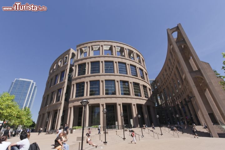 Immagine La Vancouver Public Library è il secondo sistema bibliotecario più grande del Canada. Il centro amministrativo, nonché sezione più ampia della biblioteca, ha sede in un bel palazzo in Library Square, in Downtown Vancouver, che si fa riconoscere per l'elegante colonnato che ricorda l'Anfiteatro Flavio di Roma - © riekephotos / Shutterstock.com