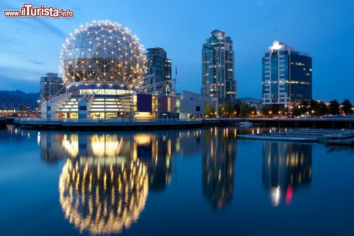 Immagine Il Science World di Vancouver (Canada), rinominato nel 2005 Telus World of Science, è un grande centro dedicato alla scienza gestito dall'organizzazione no profit British Columbia. Situato in fondo a False Creek, un'insenatura che separa il centro dal resto della città, propone mostre permanenti interattive e mostre temporanee su vari temi scientifici  - © Steve Rosset / Shutterstock.com