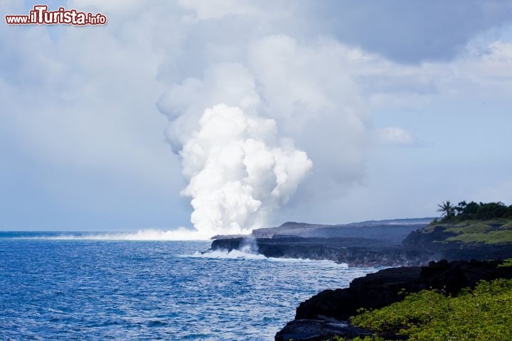 Immagine Alle isole Hawaii, di origine vulcanica, la lava scivola fino al mare e viene a contatto con l'acqua, sprigionando gonfie nuvole di vapore - © Tor Johnson / www.hvcb.org