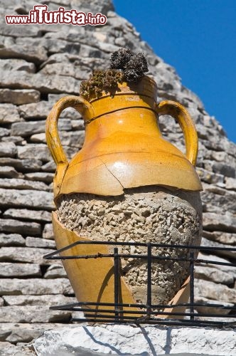 Immagine Vaso antico tra i trulli di Alberobello Puglia - © Mi.Ti. / Shutterstock.com