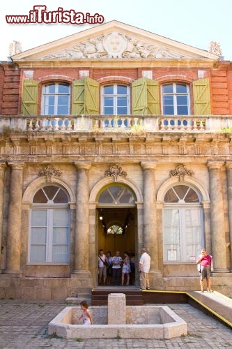 Immagine La vecchia Università di Perpignan, la bella città del sud della Francia, a pochi chilometri dal confine con la Spagna - © Natursports / Shutterstock.com