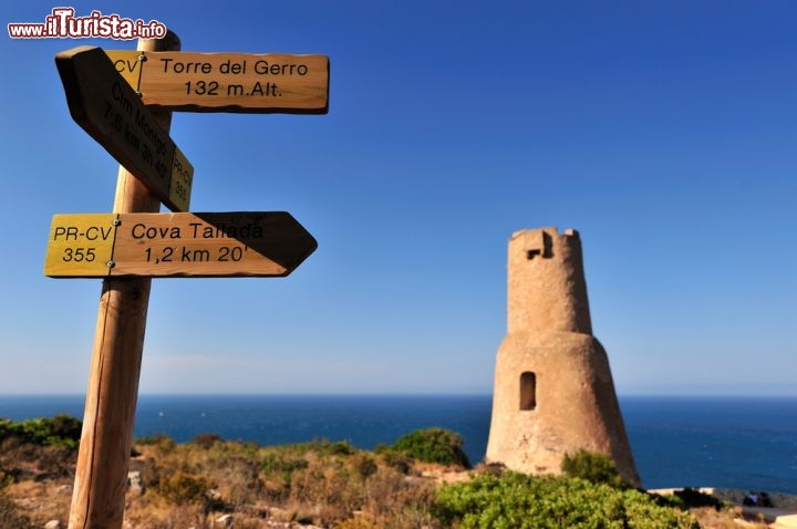 Immagine Vecchia torre costiera a Denia: ci troviamo nella famosa Costa Blanca, una delle zone turistiche più famose della Spagna, posta nella Comunità Valenciana - © Mircea BEZERGHEANU / Shutterstock.com