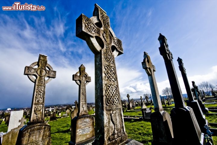 Immagine Vecchie croci nel cimitero di Belfast in Irlanda del Nord - © gabo / Shutterstock.com