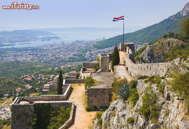 Immagine La Fortezza di Clissa è 5 km a nord-est di Spalato, la città principale della Dalmazia (Croazia). Di origine romana, fu poi conquistata dai bizantini, dalla Serenissima Repubblica di Venezia, dall'impero ottomano e dalle truppe austro-ungairche alla fine del Settecento. L'aspetto attuale corrisponde in gran parte a quello dato dai veneziani nel XVII secolo - © Tatiana Popova / Shutterstock.com