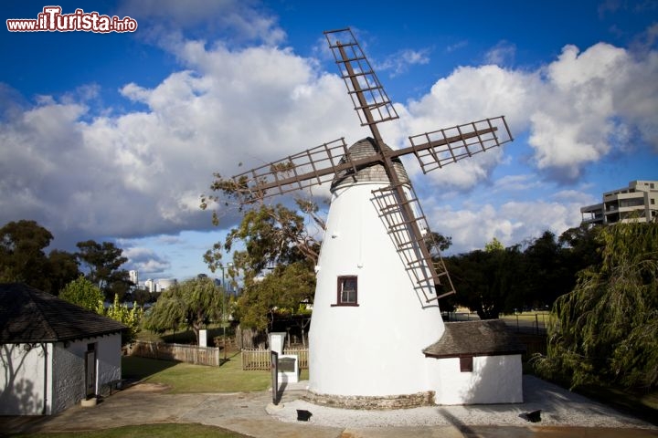Immagine Vecchio mulino a vento a Perth, Australia. 135318755