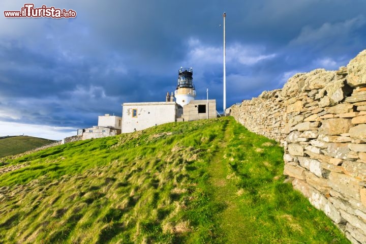 Immagine Vecchio faro a Sumburgh Head, siamo nelle Isole Shetland in Scozia - © aiaikawa / Shutterstock.com