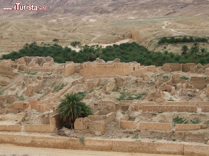 Immagine Vecchio villaggio berbero ed oasi a Tamerza, il villaggio di montagna al confine con il deserto del Sahara in Tunisia - © Renee Vititoe / Shutterstock.com