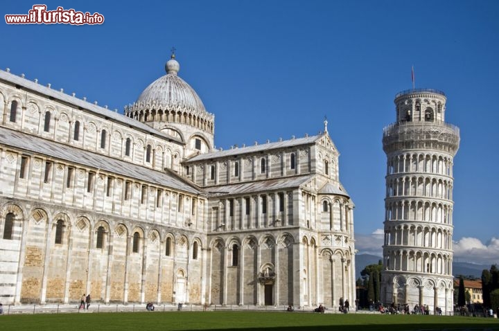 Immagine Una suggestiva veduta di Piazza dei Miracoli e della Torre di Pisa, Toscana.