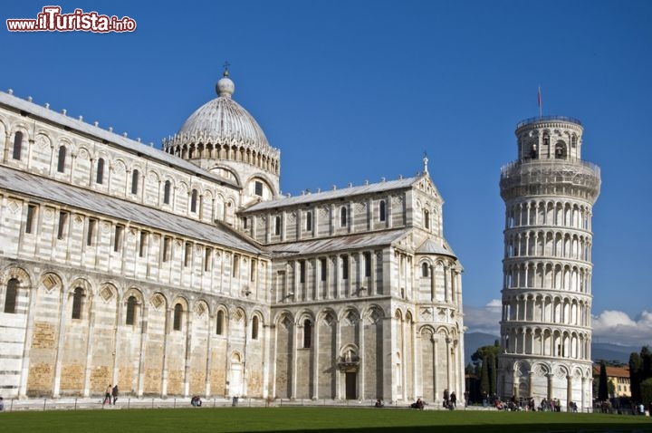 Immagine Una suggestiva veduta di Piazza dei Miracoli e della Torre di Pisa, Toscana.