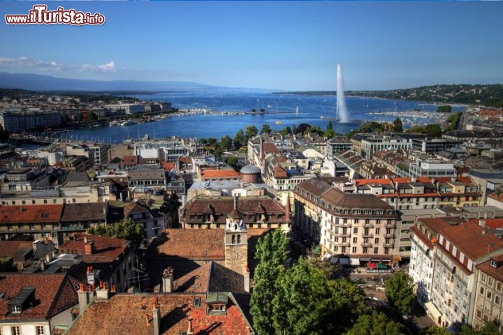 Immagine Vista aerea di Ginevra come si gode dalla torre nord della Cattedrale di St.Pierre, verso la sponda del lago omonimo e su entrambi i lati del fiume Rodano, che scorre fuori del lago di Ginevra (detto anche lago Lemano). La maggior parte dei luoghi di interesse della città sono visibili in questa foto, a partire dal famoso Jet d'Eau, una potente fontana d'acqua sul lago, uno dei simboli di Ginevra © Bogdan Lazar / iStockphoto LP.