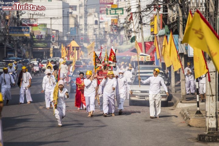 Immagine Una sfilata del tradizionale Vegetarian Festival, famosa manifestazione di Nakhon Ratchasima - © Oranzy / Shutterstock.com