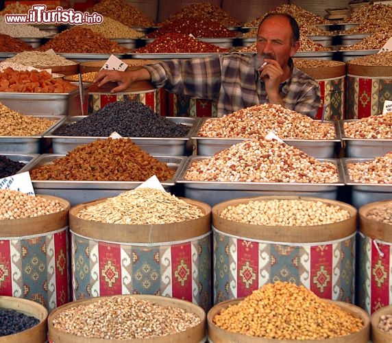 Immagine Venditore di noccioline al bazar di Ankara, la capitale delle Turchia dal 1923, per volere di Ataturk - © Kobby Dagan / Shutterstock.com