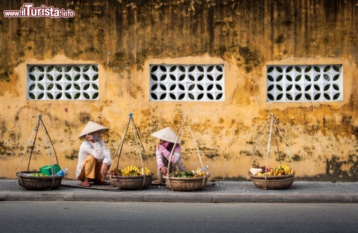 Immagine Venditori ambulanti in una strada di Hoi An, nel Vietnam centrale - © Chris Singshinsuk / Shutterstock.com